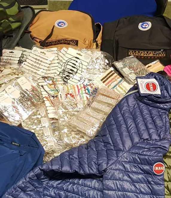 Sequestrati giacconi zaini e bigiotteria per circa 1.800 euro 