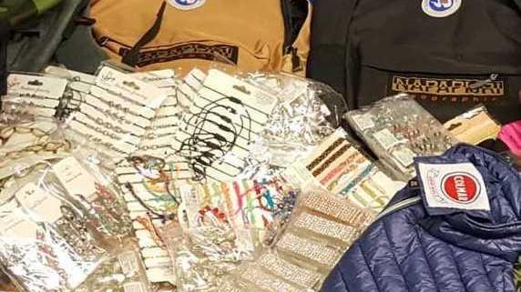 Sequestrati giacconi zaini e bigiotteria per circa 1.800 euro