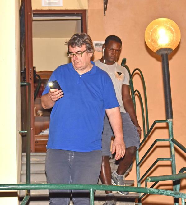 Il sacerdote in assemblea: un tegolone grosso grosso 
