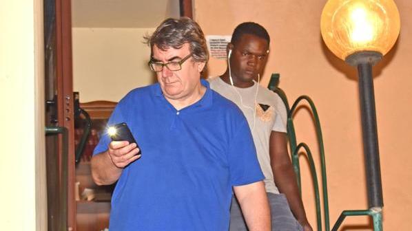 Il sacerdote in assemblea: un tegolone grosso grosso
