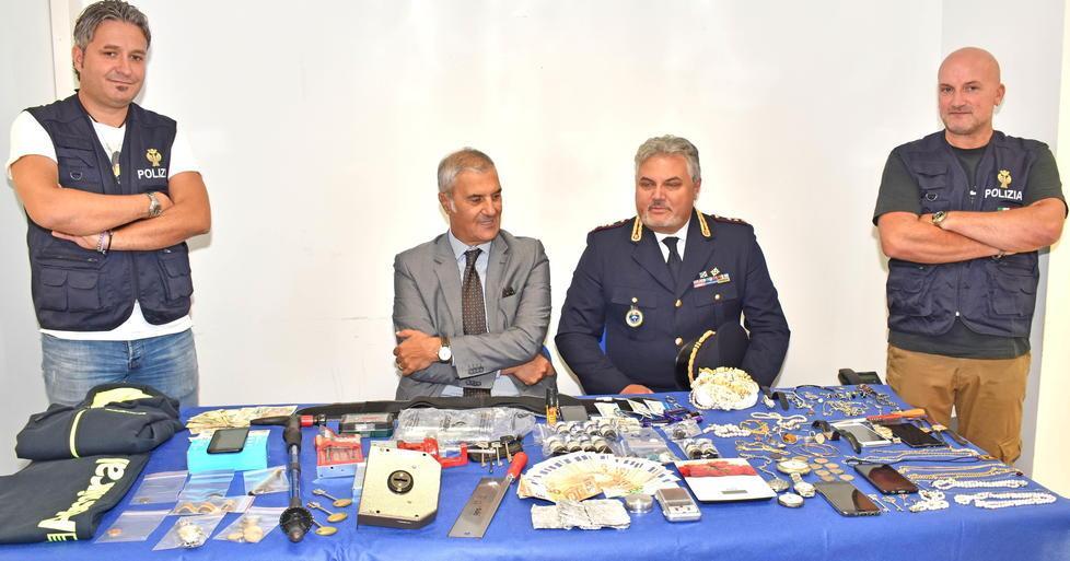 Gioielli, orologi e tanti soldi