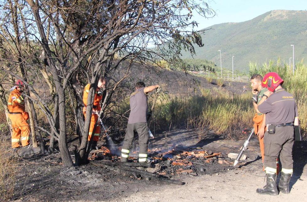 In fiamme sterpaglie vicino alle case