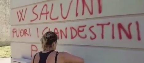 La guerra delle scritte davanti alla Lazzerini