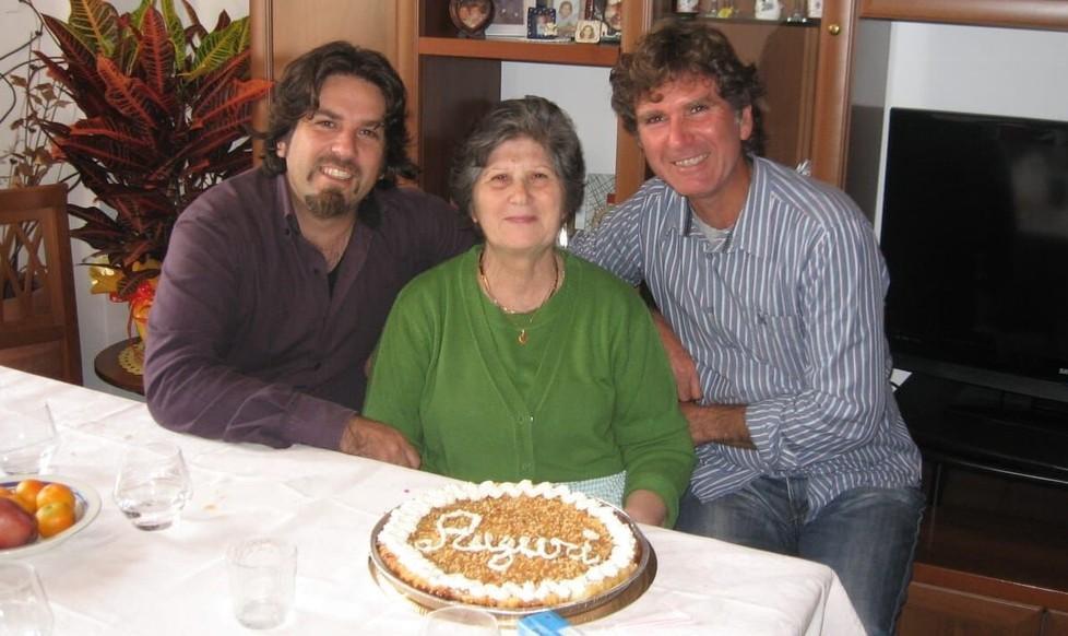 Rosita con i figli Giulio e Walter il giorno del compleanno
