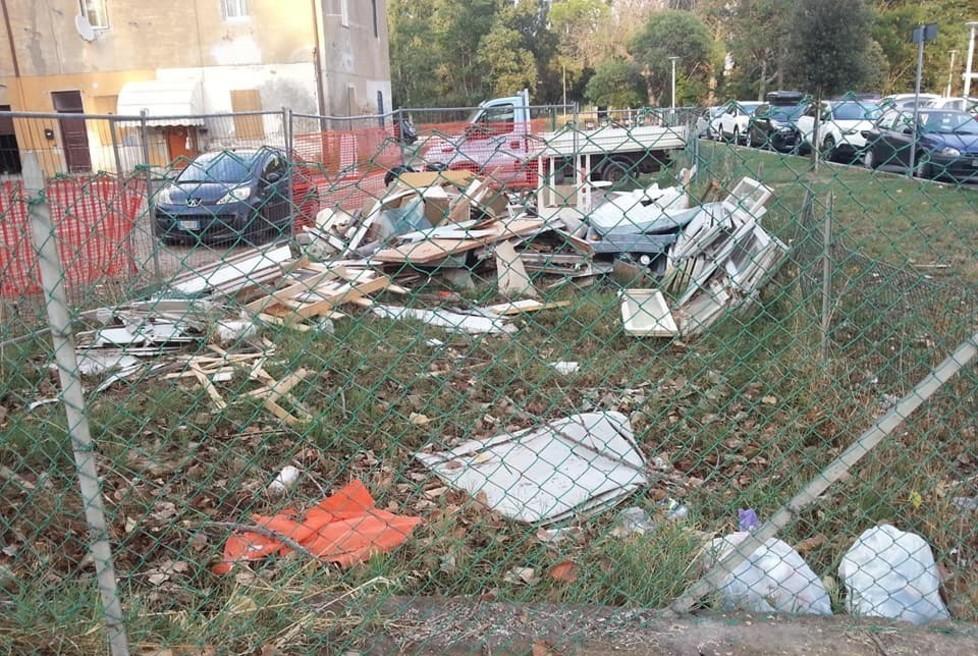 Degrado in via Apuania «Discarica di mobili e parcheggio sporco» 