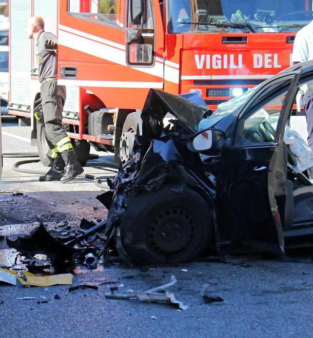 Auto si schianta sul bus paura alla Rosa, cinque feriti 