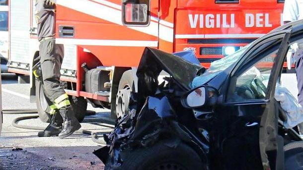 Auto si schianta sul bus paura alla Rosa, cinque feriti