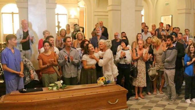 Gli amici di Kemp: «Lindsay non è nella bara, è già volato»