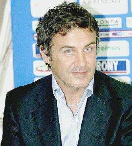 Sopra il vice Raffaele Di Napoli A destra il mister in sala stampa