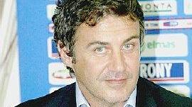Sopra il vice Raffaele Di Napoli A destra il mister in sala stampa