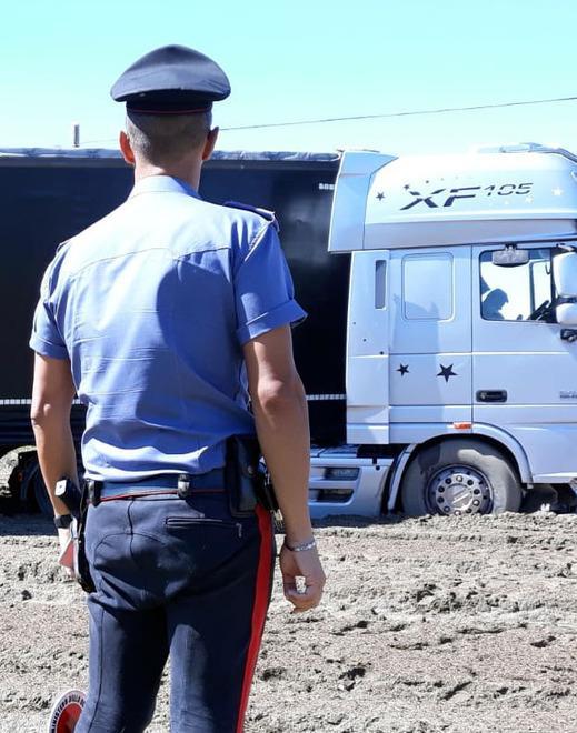 Perde il controllo e finisce col tir nel campo coltivato