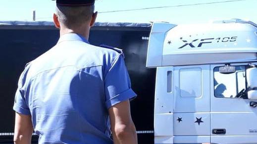 Perde il controllo e finisce col tir nel campo coltivato