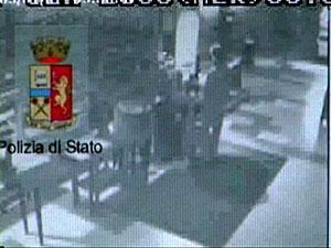 Filmato mentre svaligia la chiesa