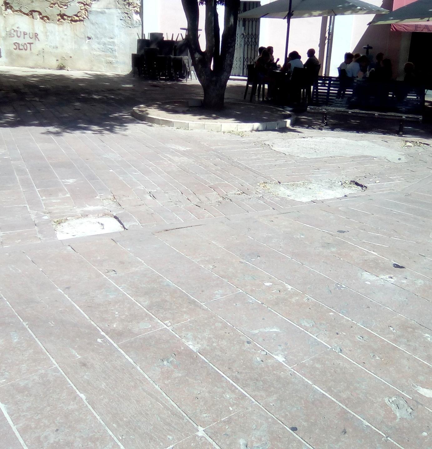 Salta il pavimento in piazza Garibaldi