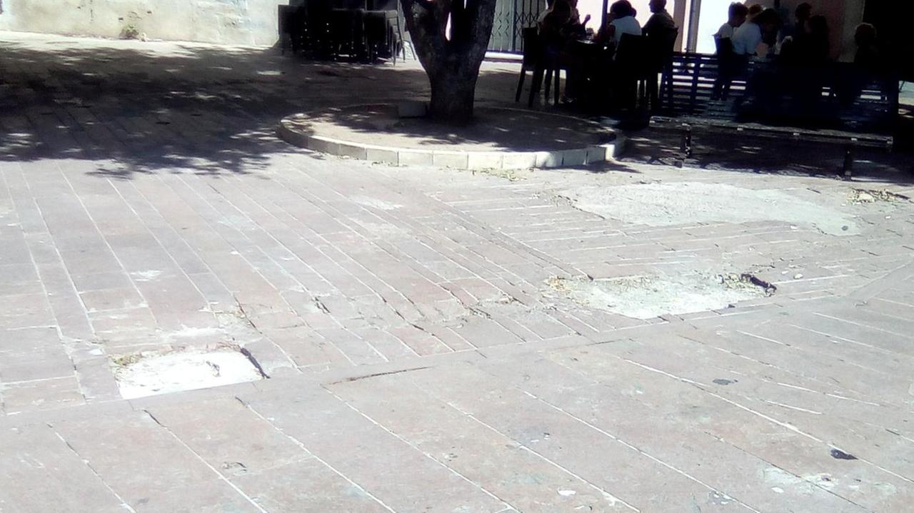 Salta il pavimento in piazza Garibaldi