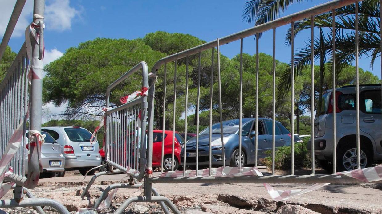 Cede l'asfalto davanti alle Bombarde, il Comune transenna il parcheggio