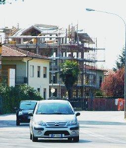 Una veduta della città dall’alto e sopra il consigliere del Pd Marchini