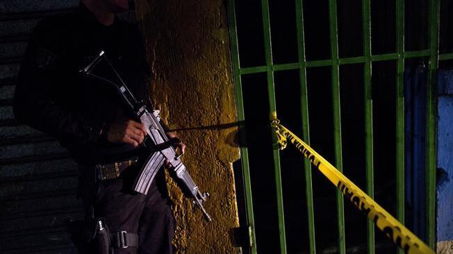 El Salvador, arrestati 400 membri gang
