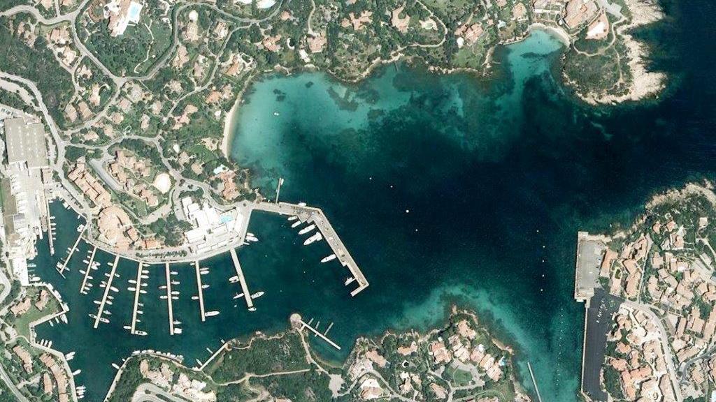 Un immagine di repertorio della costa di Arzchena: la marina di Porto Cervo