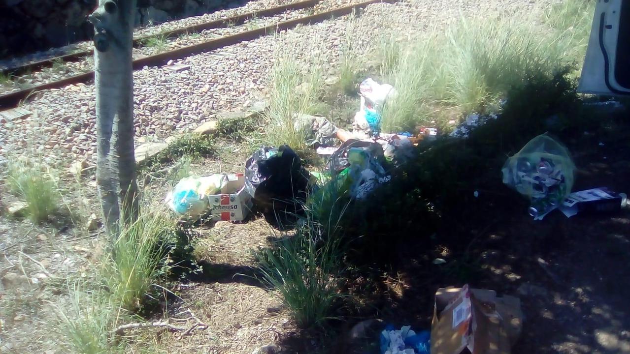 I rifiuti abbandonati lungo la strada che costeggia la ferrovia (foto di Lamberto Cugudda)