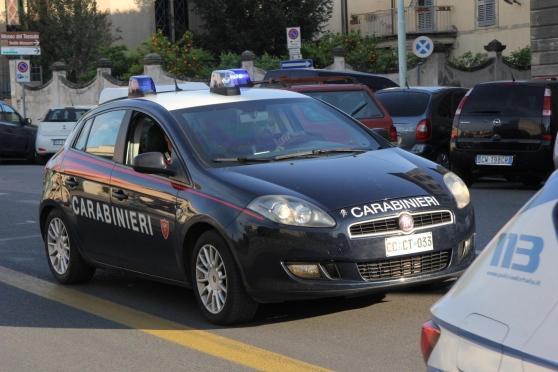 Rosignano, a scuola armato di coltello: la scoperta del prof, il furto del cellulare e due 17enni indagati