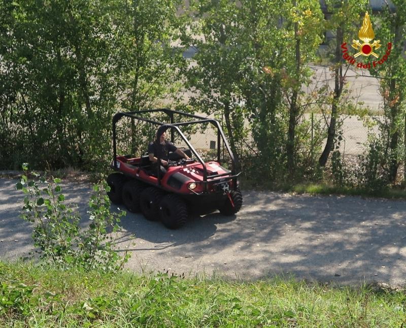 Modena, i vigili del fuoco sperimentano un moderno mezzo anfibio di soccorso