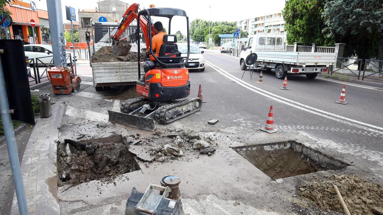 Lavori per sistemare rottura idrica (foto archivio)