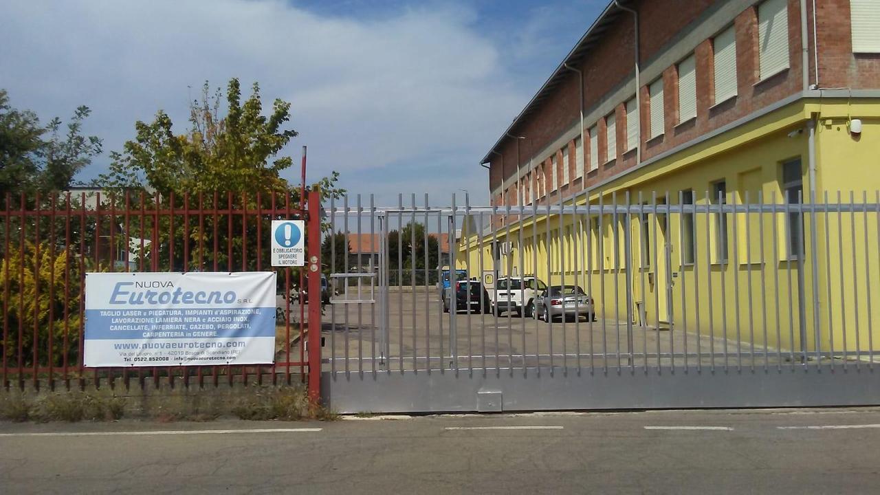 Scandiano, carpentiere colpito al volto mentre taglia una lastra