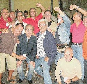 Danilo Alessi con i suoi sostenitori dopo il voto
