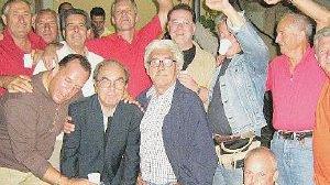Danilo Alessi con i suoi sostenitori dopo il voto