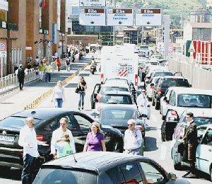 Le lunghe file per gli imbarchi in porto a Piombino