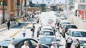 Le lunghe file per gli imbarchi in porto a Piombino