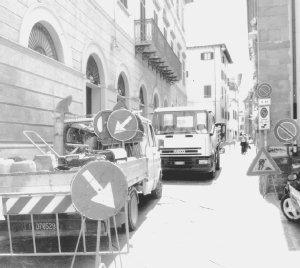 I lavori di Toscana Gas davanti al ristorante Perlage in via De Rossi