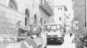 I lavori di Toscana Gas davanti al ristorante Perlage in via De Rossi