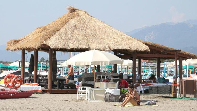 «E quella roba lì?». Santanchè a caccia di abusi per salvare la pagoda al Twiga