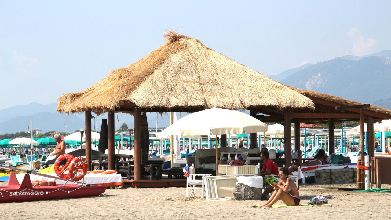 La pagoda della discordia sulla spiaggia del Twiga