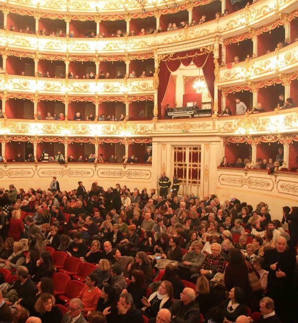 «Mario Vighi insostituibile», la stagione dei Teatri di Reggio Emilia riparte “con lui” 