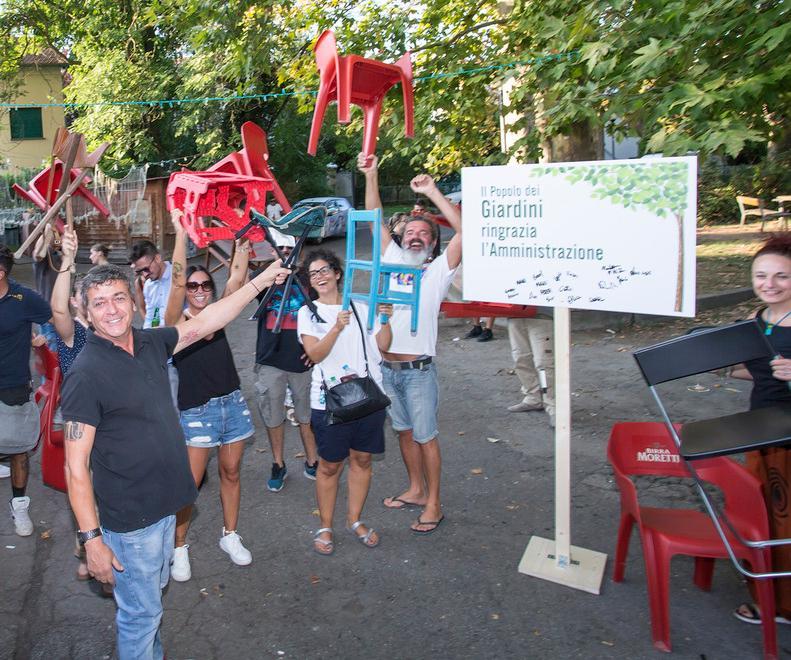 Finale. I vigili sequestrano gli arredi esterni al bar Fly. Flashmob di protesta dei clienti 