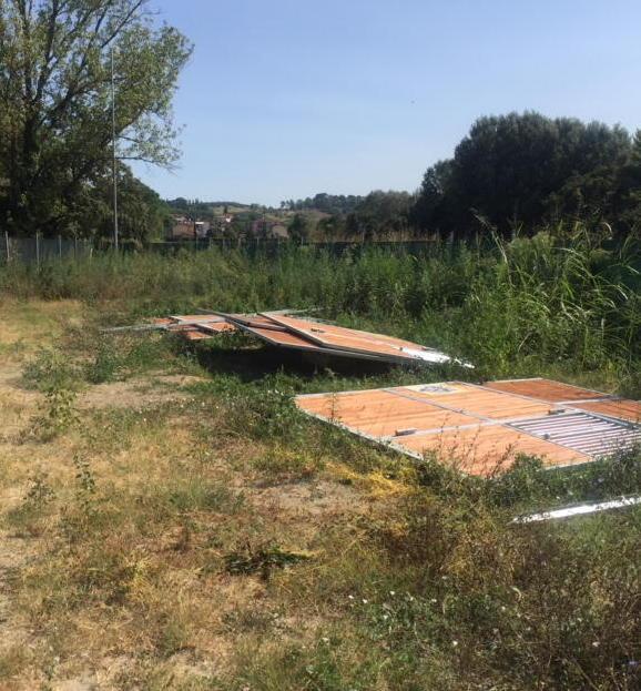 Box smontati e abbandonati da tre mesi lasciati nella Buca 