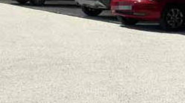 Contestato l’uso della ghiaia nel parcheggio