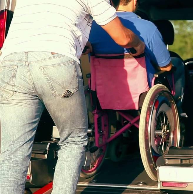 Saltata la consegna degli ausili a un’invalida Protesta della figlia