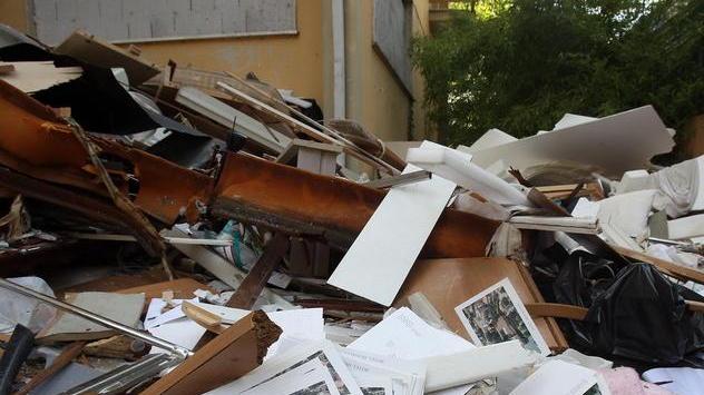 Vecchi mobili ammassati all’aperto in via Baragiola