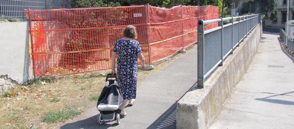 Passerella off limits Chiusa anche la ciclabile