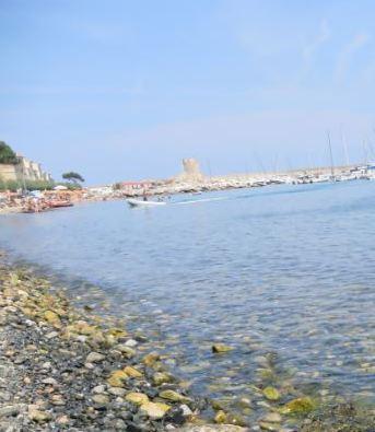 Collasso mentre nuota Muore al Capitanino un turista di 72 anni