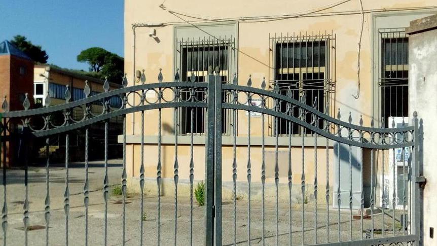 Entrano nella scuola e rubano pochi spiccioli Indagano i carabinieri
