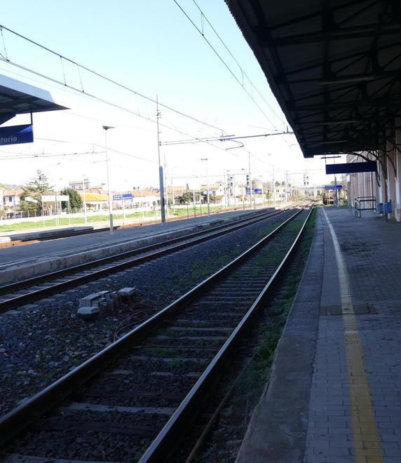 Porta la valigia pesante alla suocera in treno e resta bloccata a bordo