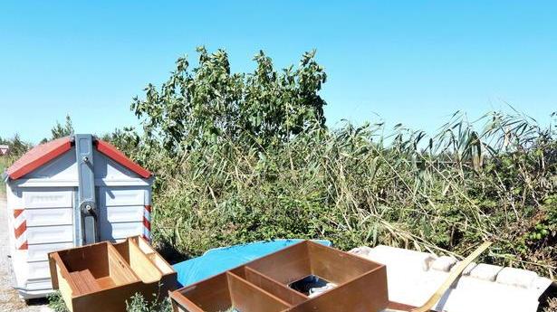 Materassi, bidè e persino un wc È allarme discariche abusive