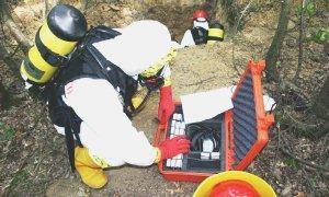 Una squadra del nucleo batteriologico chimico e radiologico dei vigili del fuoco