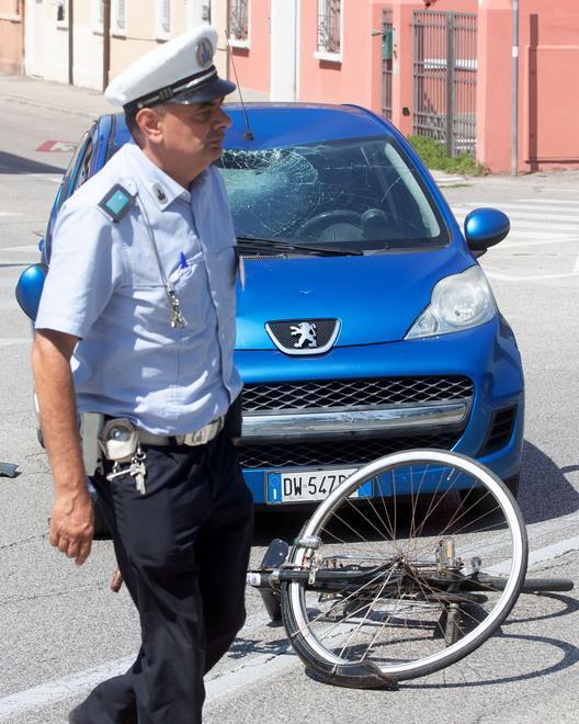 Scontro auto-bici all’incrocio Ferito un uomo di 67 anni 