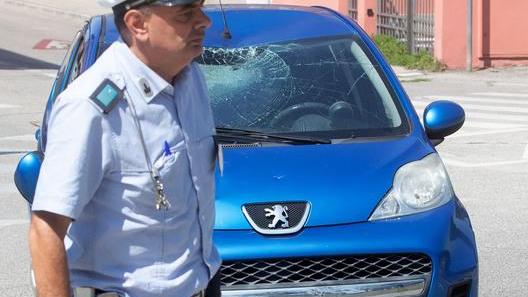 Scontro auto-bici all’incrocio Ferito un uomo di 67 anni